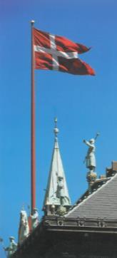 Den røde flagstang. Så ved vi det (juni 2019) Hvorfor flager Københavns Rådhus med Dannebrog som splitflag fra en rød flagstang? Rådhusets oprindelige ydre flagstang var hvid og lavet af træ.