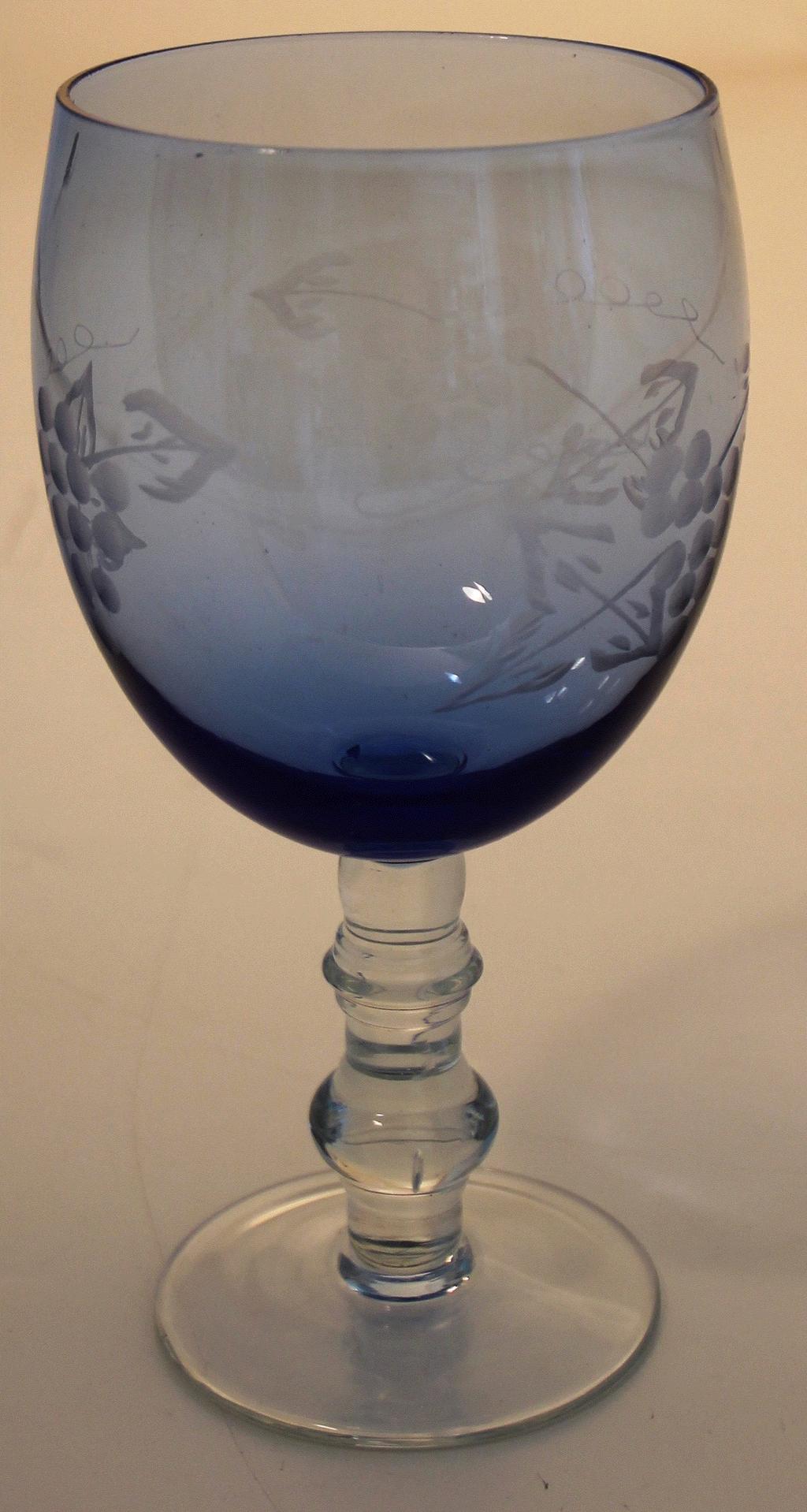 31,50 1359: Glas grapes aubergine 13 cm. Vinglas Pris ved 1 stk.