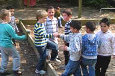 Stimulere og støtte alle børnene til deltagelse i leg. At være nærværende, vejledende og til rådighed for børnene.