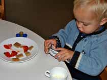 Små børn undersøger tingene via deres sanser, hvorfor der ofte er stor aktivitet omkring