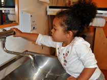 Vi vasker hænder før måltidet for at sikre, at børnene får gode hygiejniske vaner.