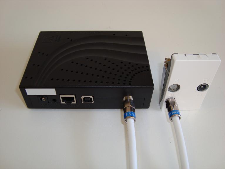 Kabelmodem og router, to bokse 1. Når man har lokaliseret data stikket, skal der nu trækkes et antennekabel fra data stikket til kabelmodemmet.