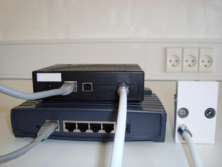 2. Der skal nu trækkes et netværkskabel fra kabelmodemmet og hen til routerens WAN
