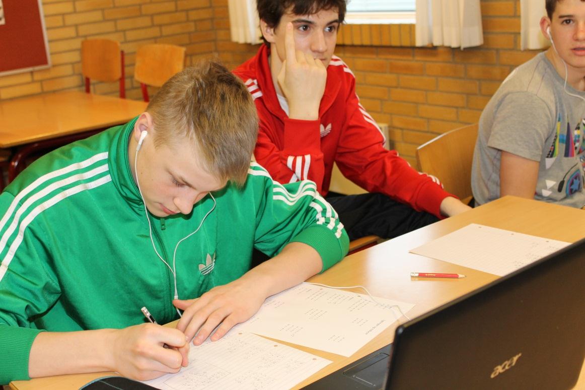 1 Elevhold 11/12 På Sundeved går der 128 elever. De fleste elever har svaret på et spørgeskema 1.
