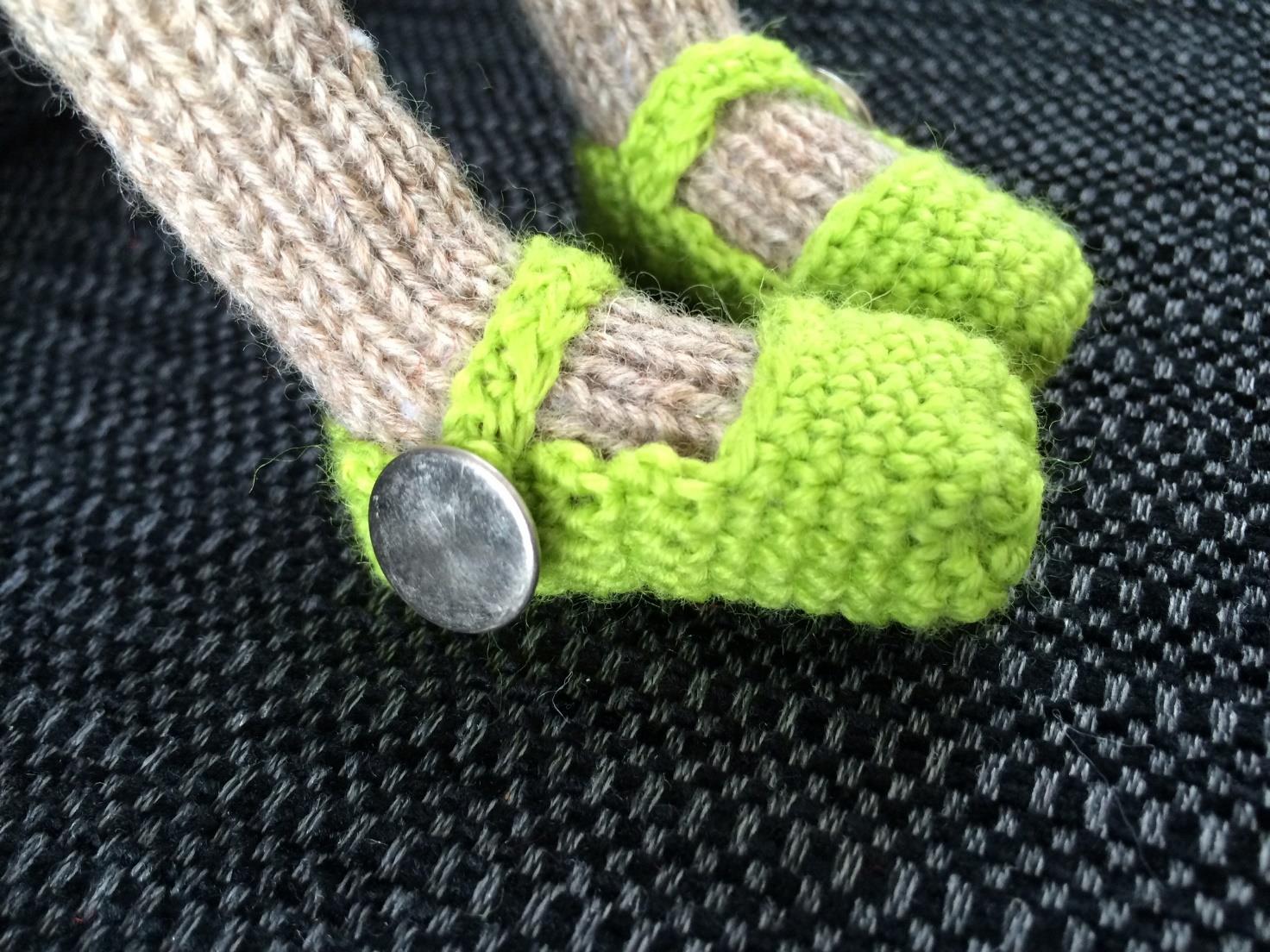 Grønne sko: Materiale: Hæklenål nr 3 og lysegrønt strømpegarn eller lign kvalitet. 2 sølvknapper. Skoene: Hækl 17 luftmasker og saml dem til en ring. Hækl 6 omgange fastmasker.