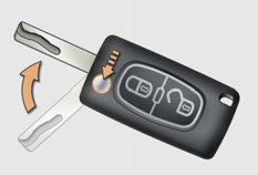 NØGLE MED FJERNBETJENING Systemet bruges til at af- og oplåse bilen centralt med nøglen eller med fjernbetjeningen. Det bruges også til lokalisering og start af bilen samt til tyverisikring.