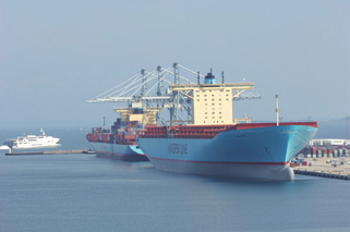 1 Skibsfart i Danmark Ifølge Danmarks Rederiforening er skibsfart Danmarks største eksporterhverv.