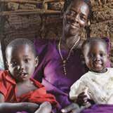 Foto: Thomas White, Mai Gad Winfred på 56 år bor i den lille landsby Kampangi i Uganda. Hun opfostrer sine børnebørn: Annet på tolv år, Bridgee på ni år og Flora på to år.