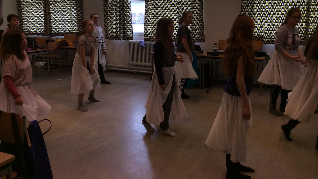 Mandag d. 31. marts 2014 Dansere let på tå Her er et interviewe med Louise Byg fra 9 klasse som er Danser til Skrevet af Mattias M. Holm Nr.