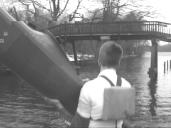 Tømning af kano Man skal være forsigtig med at løfte kanoen med vand i, da den kan være så tung, at man beskadiger den.