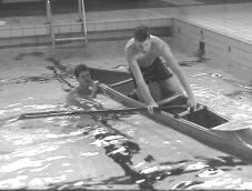 20 Støtte til entring fra makker der er i sin egen kano Hjælperen placerer sin egen kano langs siden på den tomme kano, ræling ved ræling og med stævnene i samme retning, med sin padel væk fra den