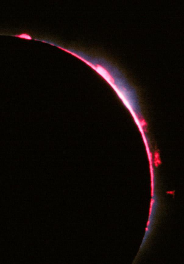 Solens atmosfære Chromosfæren - sfære af farver - Kan kun ses ved solformørkelse - ρchromo = 10-4 ρfoto - Emissions linjer: Hα (rød)-farve til