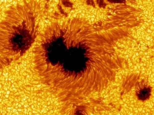 Solens atmosfære Solpletter - Solpletter: områder med lavere temperatur - Ofte i grupper - ca.