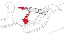 Parkeringsbremse Trukket Løsnet Kørsel Når denne kontrollampe og advarselslampen STOP tænder, mens bilen kører, og der udsendes et lydsignal, samt en meddelelse vises på displayet, angiver det, at