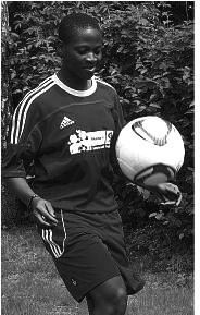 Fortsetzung: Wir lieben Fußball Theresa (16) aus Ghana Fußball hält einen fit und man hat auch noch unheimlich viel Spaß dabei, weil man es nicht alleine spielt, sondern mit ganz vielen anderen