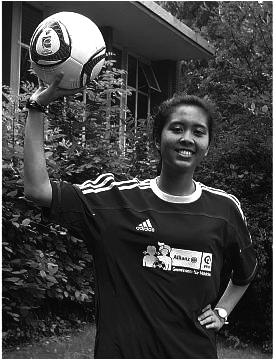 Aber dafür muss man schon richtig gut sein Valen (14) aus Indonesien Ich trainiere jeden Tag nach der Schule, denn ich möchte Fußballprofi werden!
