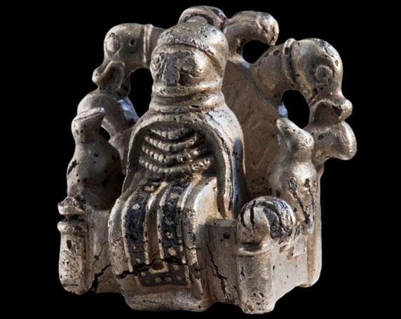 16. Regnar Lodbrog og hans sønner sejret i alle. Således døde han ved ormenes bid. Figur 28. Figurine af Odin Figurine af Odin i sin tronstol Lidskjalf fundet under udgravningerne i Lejre.