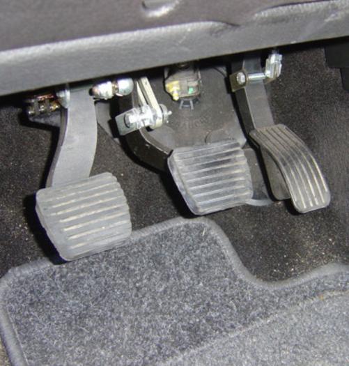 Kontroller at bilen står i frigear Start motoren ved hjælp af startnøglen (ratlås, tændingskontakt og startmotor) C: Igangsætning Træd koblingen ned Skift til 1.