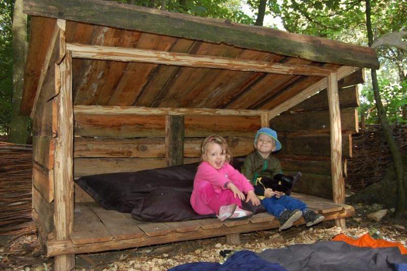 I Skovgruppen sover alle 4 årige. Her sover børnene i en dertil indrettet shelter.