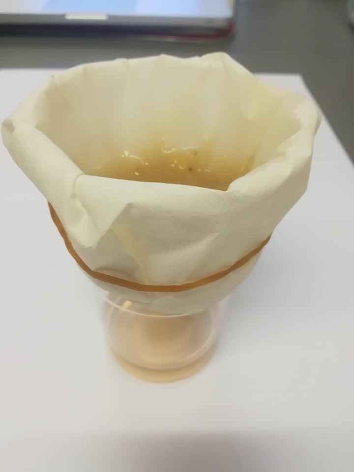 Bananpure bliver filtreret igennem et kaffefilter, så det
