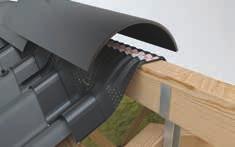 Der bores igennem hættens- og vinkelrygningens flange med Ø9 mm bor. Ved 240 mm flig anvendes Cembrit 100 Tagskrue, der monters ned i lægten min. 75 mm fra underkant.