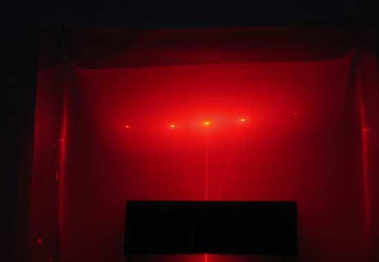 Eksempel 4 A - Lysspektre Et optisk gitter har 1200 linjer pr mm. a) Bestem gitterkonstanten i enheden nm. Lys med forskellige bølgelængder sendes vinkelret ind på gitteret. b) Bestem 1.