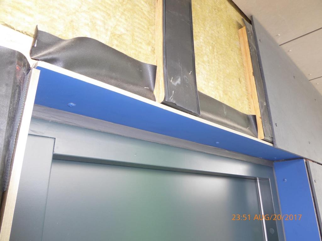 Inddækninger over vinduer og døre er udført med banevarevindspærre, som ligger udenpå isoleringen.