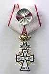 11.1.6. Ridder af Dannebrogordenen. Dannebrogordenen består af et hvid-emaljeret guld- eller sølvkors med rød kant, en kongekrone og den regerende monarks monogram.