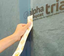 2 cm 4 alpha gul eller alpha universal tape placeres centreret over dampspærresamlingen.