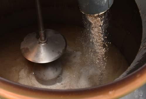 BRYGNING Næste trin i brygprocessen er selve brygningen. Brygningen kan opdeles i stadierne mæskning, urtseparering og kogning. MÆSKNING Brygmesteren knuser malten og tilsætter varmt vand.