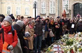 Adskillige borgere valfartede straks efter meddelelsen, om prins Henriks dødsfald, frem til Amalienborg Slotsplads med